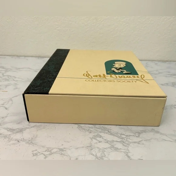 Walt Disney Collectors Society Magazine Box Vintage Book​​ - Picture 2 of 8